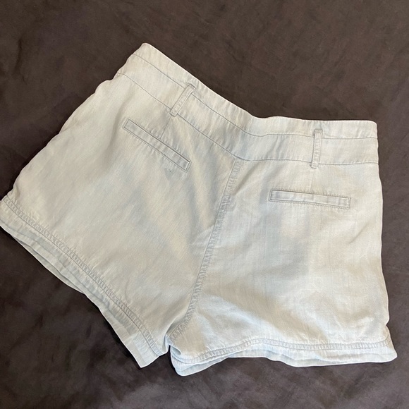 Gentle Fawn pleated light-wash denim shorts - Picture 10 of 12